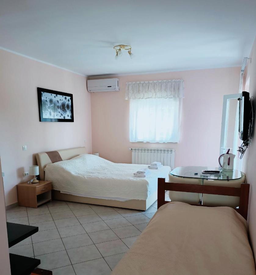 Aparthotel Viola Pjescana Uvala Bagian luar foto