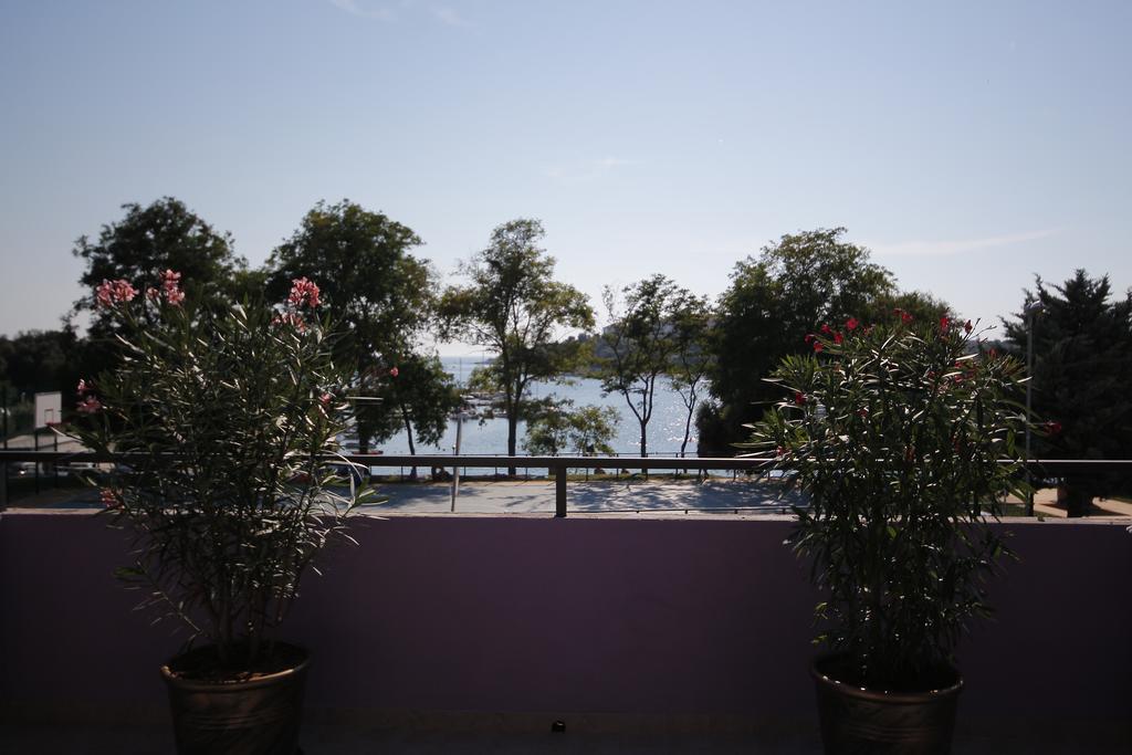 Aparthotel Viola Pjescana Uvala Bagian luar foto