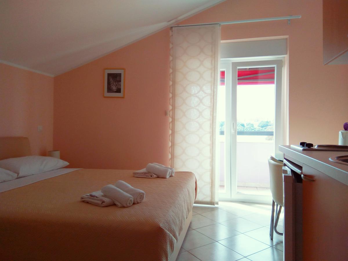 Aparthotel Viola Pjescana Uvala Bagian luar foto