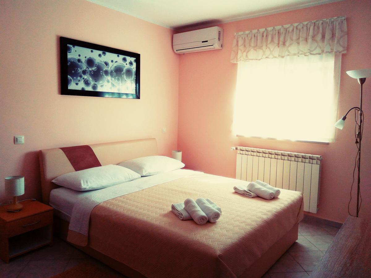 Aparthotel Viola Pjescana Uvala Bagian luar foto