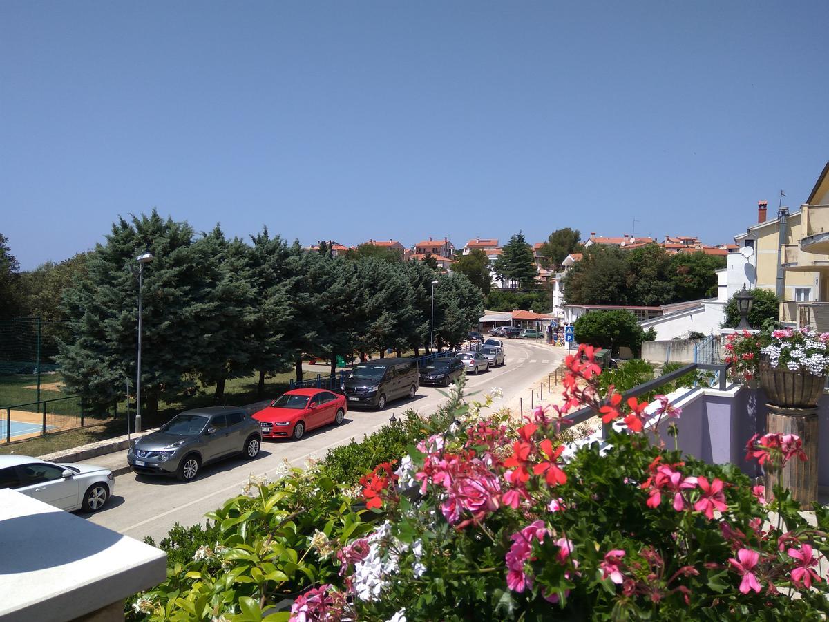 Aparthotel Viola Pjescana Uvala Bagian luar foto