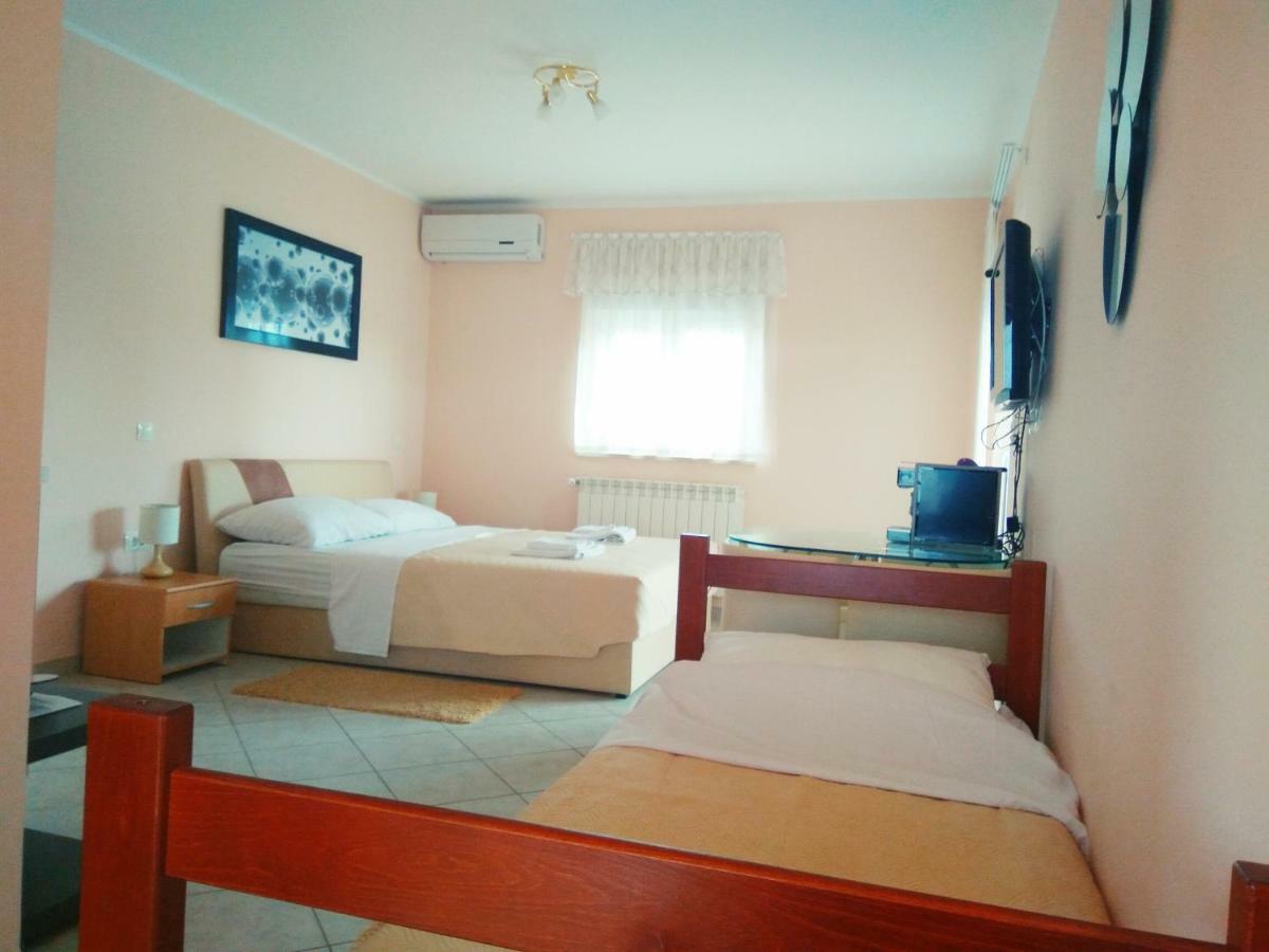 Aparthotel Viola Pjescana Uvala Bagian luar foto