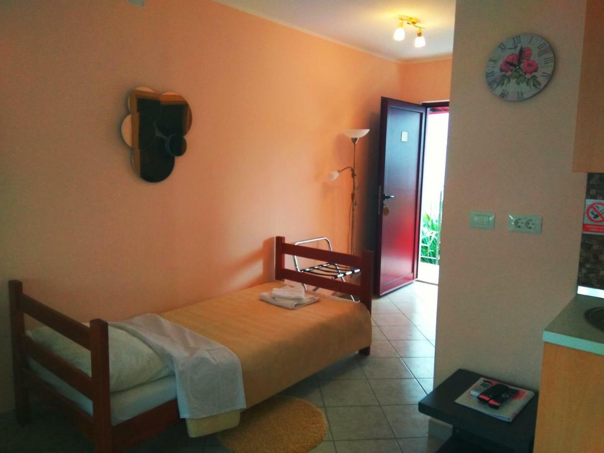 Aparthotel Viola Pjescana Uvala Bagian luar foto